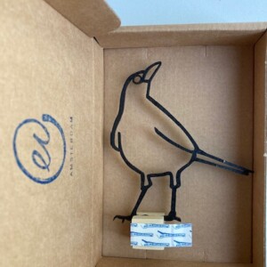 Merel, wanddecoratie – houten vogel met betekenis | Liefdevol en grappig muurobject .