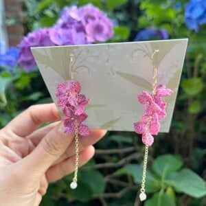 Micro Gehaakte Hortensia Oorbellen – Zacht & Bloemig