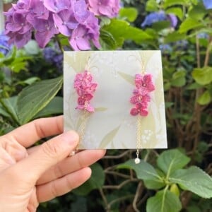 Micro Gehaakte Hortensia Oorbellen – Zacht & Bloemig