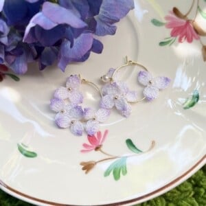 Micro Gehaakte Paarse Bloesems – Oorringen