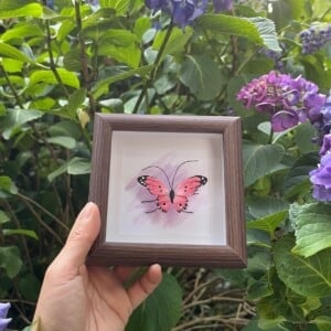 Micro Gehaakte Roze Vlinder in Lijstje – Uniek en Handgemaakt