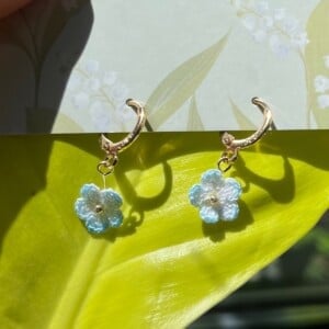 Micro Gehaakte Vergeet-mij-nietjes Oorbellen – Blauwe Kleurverloop Bloemetjes aan Hoops