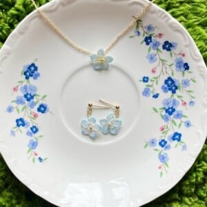 Micro Gehaakte Vergeet-mij-nietjes Sieradenset Oorbellen en Ketting