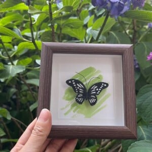 Micro Gehaakte Zwarte Vlinder in Lijstje – Elegant & Uniek