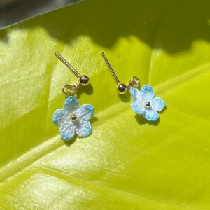 Micro gehaakte vergeet-mij-nietje oorbellen