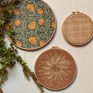 Muurhangerset peony cognac