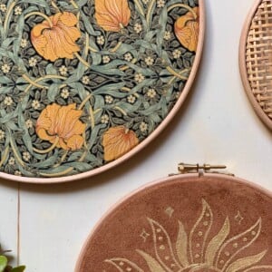 Muurhangerset peony cognac