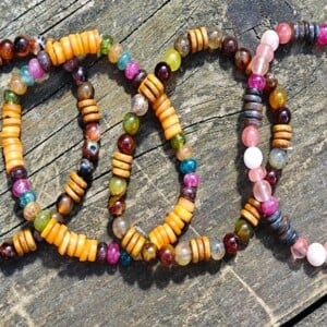 Natuursteen armbanden met bedel, 2 variaties