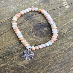 Natuursteen armbanden met bedel, 2 variaties