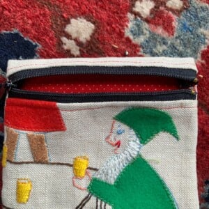Portemonneetje van vintage wandkleed met groen kaboutertje