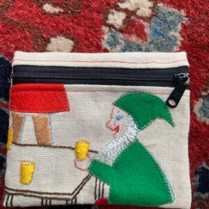 Portemonneetje van vintage wandkleed met groen kaboutertje