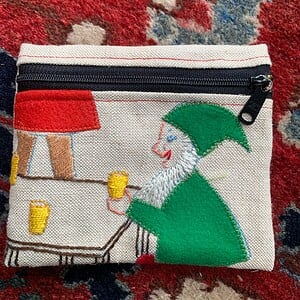 Portemonneetje van vintage wandkleed met groen kaboutertje