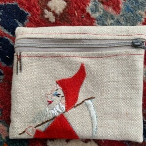 Leuk portemonneetje van vintage wandkleed met rode kabouter