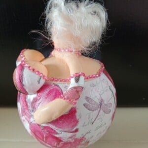 Punkblond dik dametje,lady in pink,handgemaakt en uniek,14 cm,mixed media