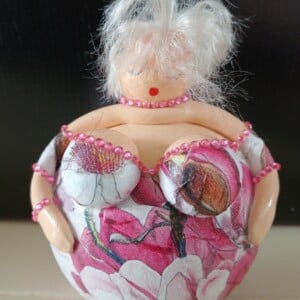 Punkblond dik dametje,lady in pink,handgemaakt en uniek,14 cm,mixed media