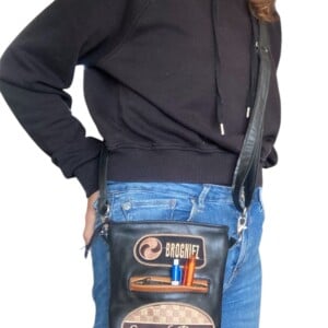 Reversible schoudertas van vintage motorjack – rustig & stoer in één