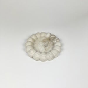 Ronde schaal voor sieraden en kaarsen met grove Bollenrand – Handgemaakt van Jesmonite in Marmerlook