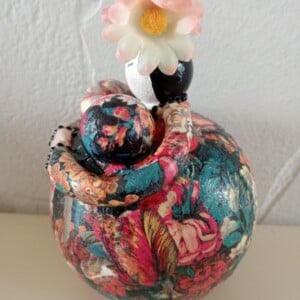 Schattig chinees dik dametje,handgemaakt en uniek,14 cm,mixed media