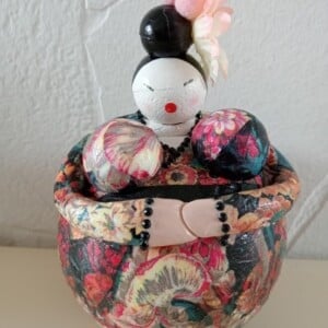 Schattig chinees dik dametje,handgemaakt en uniek,14 cm,mixed media