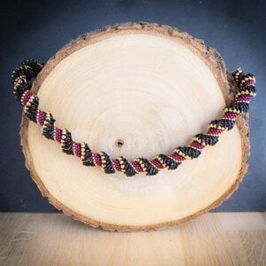 Spiraalvormige Kralenketting – Handgemaakt met 24 k Goud, Rood & Zwart