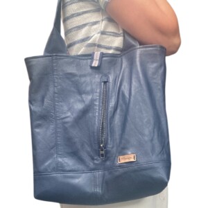 Tassen met een verhaal – Herinneringstassen van vintage kleding & leer Handgemaakt van gerecycled materiaal met emotionele waarde.