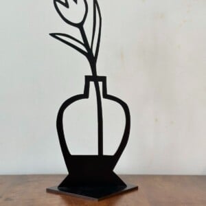 Tulpje in vaas – grafisch houten bloemenobject | Decoratief en eigenwijs tulpje, souvenir holland,