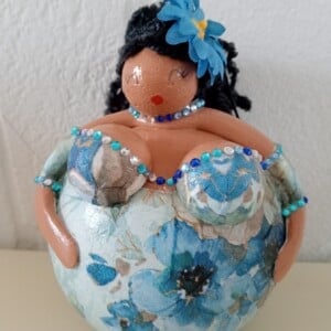 Unieke handgemaakte dikke dame in blauwe bloemetjesjurk,14 cm,mixed media,deco art