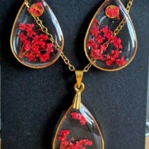 Rode resin oorbellen met bijbehorende ketting