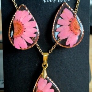 Roze bloemen oorbellen met bijbehorende ketting