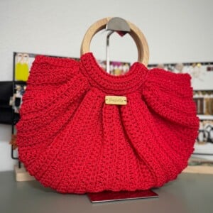 Zomerse Eyecatcher – Rode Gehaakte Handtas met Houten Details