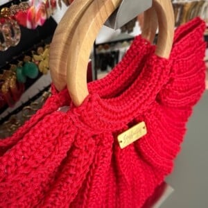 Zomerse Eyecatcher – Rode Gehaakte Handtas met Houten Details