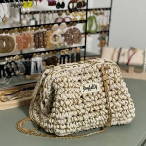 Zomerse clutch met goud accent en schouderhengsel