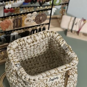 Zomerse clutch met goud accent en schouderhengsel