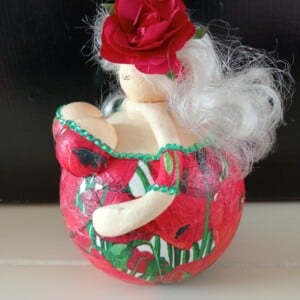blond dik dametje,lady in red,14 cm,handgemaakt en uniek,mixed media