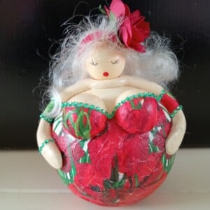 blond dik dametje,lady in red,14 cm,handgemaakt en uniek,mixed media