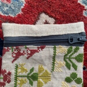 portemonnee van vintage borduurwerk met gele en rode bloemen