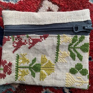 portemonnee van vintage borduurwerk met gele en rode bloemen