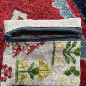 portemonnee van vintage borduurwerk met gele en rode bloemen