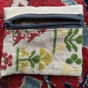 portemonnee van vintage borduurwerk met gele en rode bloemen