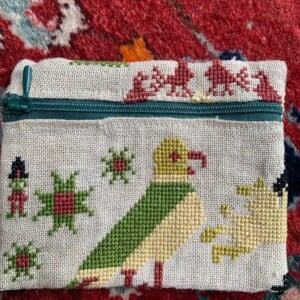 portemonnee van vintage borduurwerk met geel groene vogel
