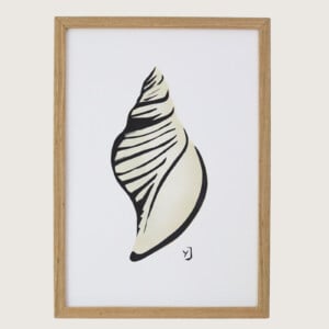 A4 handgeprinte hoornschelp, minimalistisch werk in Japandi stijl, in beige met zwart