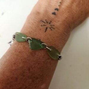 Armband 024, met 3 kleuren groen zeeglas