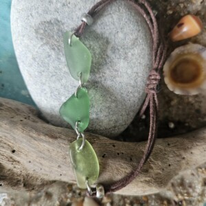 Armband 024, met 3 kleuren groen zeeglas