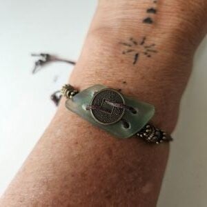 Armband  025 met lichtgroen zeeglas en een Chinese geluksmunt