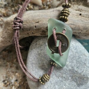 Armband  025 met lichtgroen zeeglas en een Chinese geluksmunt