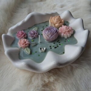 Bloemen kaars in off white gipsen schaal