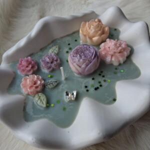 Bloemen kaars in off white gipsen schaal