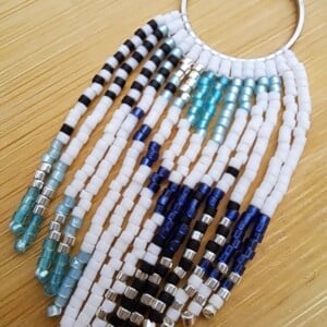 Blue Mirage – lichte fringe oorbellen met miyuki kralen in blauw, zilver en zwart