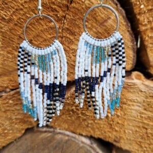 Blue Mirage – lichte fringe oorbellen met miyuki kralen in blauw, zilver en zwart
