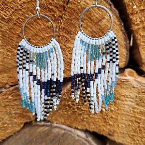 Blue Mirage – lichte fringe oorbellen met miyuki kralen in blauw, zilver en zwart